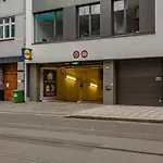 Daire Spacious Terrace With Free Private Parking Prag