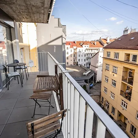 Lejlighed Spacious Terrace With Free Private Parking *