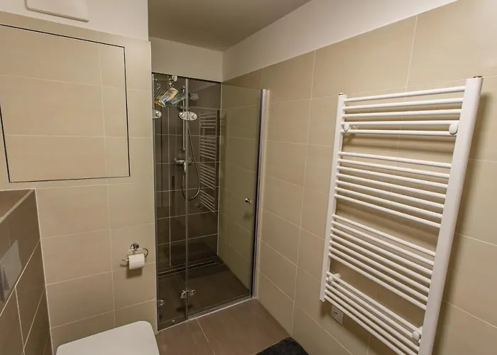 Spacious Terrace With Free Private Parking شقة براغ