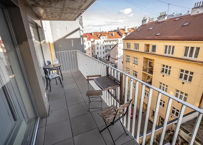Spacious Terrace With Free Private Parking *