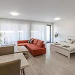 Spacious Terrace With Free Private Parking דירה