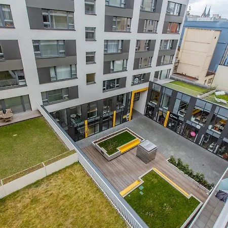 Spacious Terrace With Free Private Parking Apartment