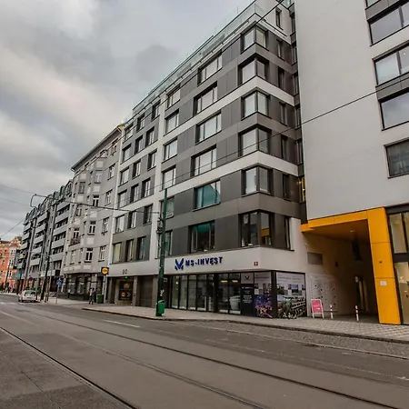 Spacious Terrace With Free Private Parking *