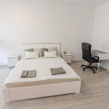 Spacious Terrace With Free Private Parking Apartment *