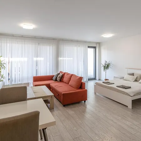 Spacious Terrace With Free Private Parking Apartment