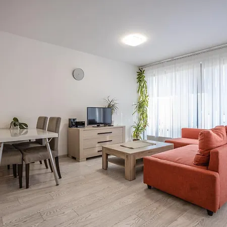 Spacious Terrace With Free Private Parking