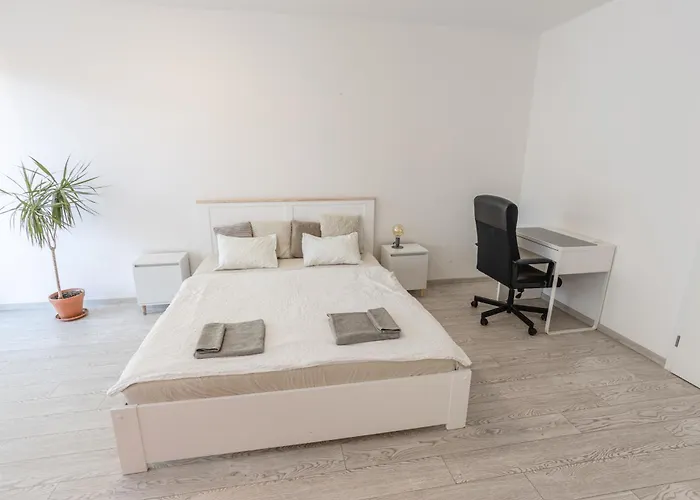 Spacious Terrace With Free Private Parking Lejlighed *