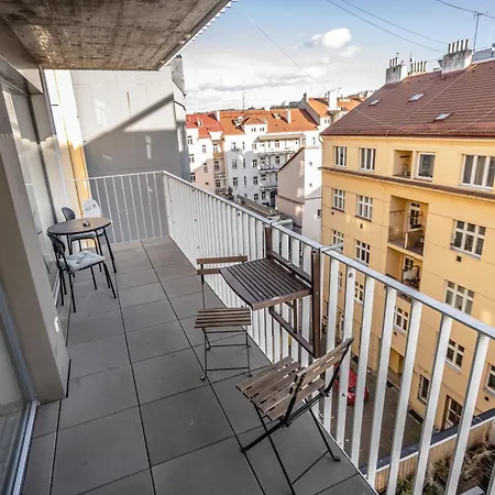 Spacious Terrace With Free Private Parking *