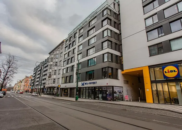 Spacious Terrace With Free Private Parking *