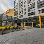Daire Spacious Terrace With Free Private Parking *